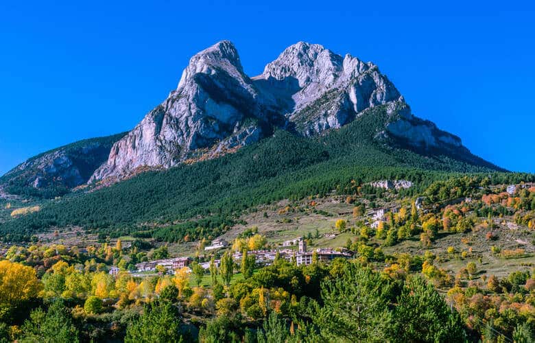 Ansicht aus der Ferne auf den zwiegespaltene Gipfel des Pedraforca