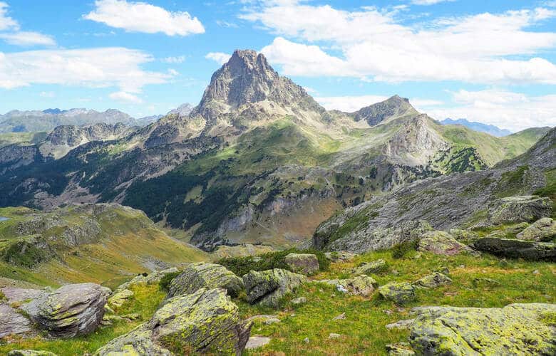 Blick auf die bergigen Pyrenäen mit ihren Gras- und Waldlandschaften
