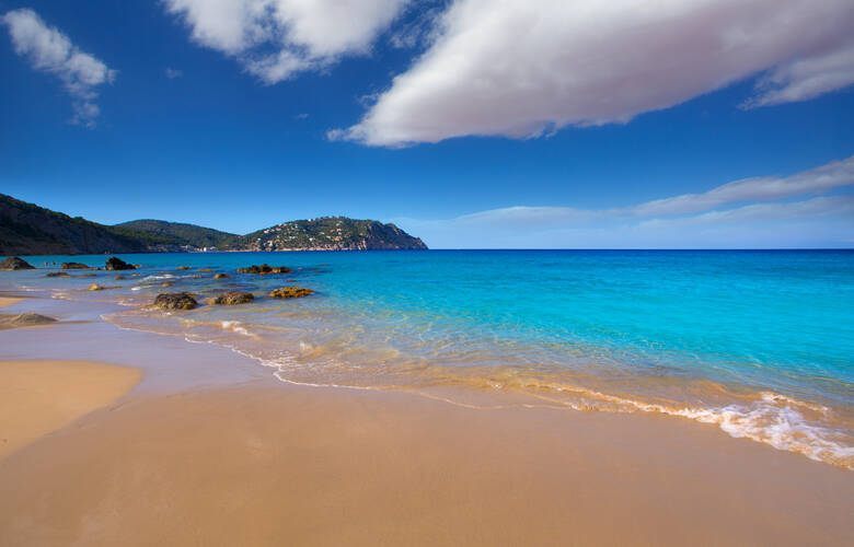 Der Ausblick auf das blaue Meer vom Strand Aigues Blanques (Aguas Blancas)