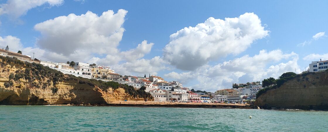 Kleiner Urlaubsort mit Strand an der Felsenalgarve in Portugal