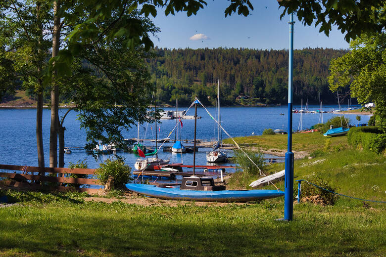 Blick auf Boote an der Bleilochtalsperre in Thüringen