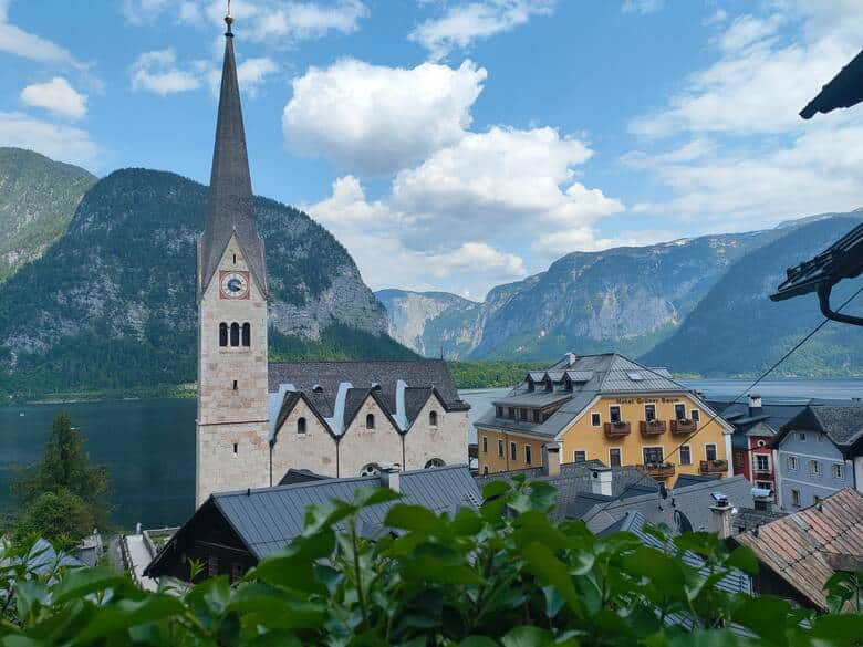 Kirche und traditionelle Holzhäuser in Hallstatt