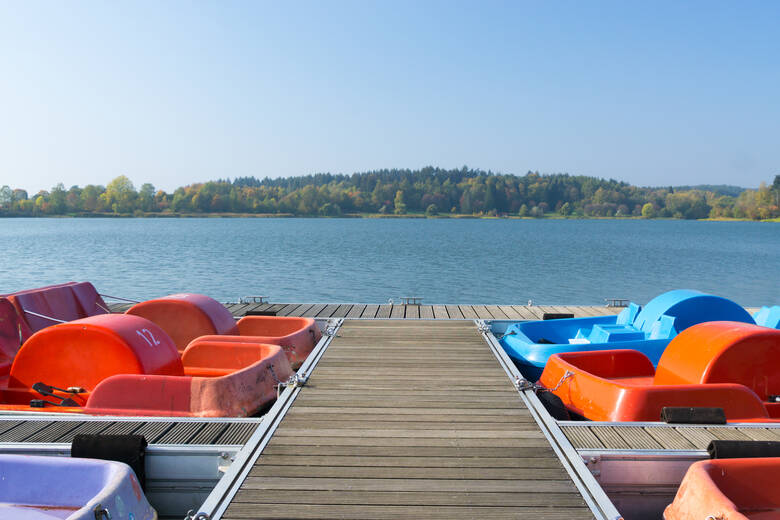 Tretboote an einem See in Saarland 