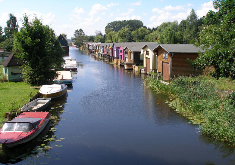 Boote und Häuser an der Müritz