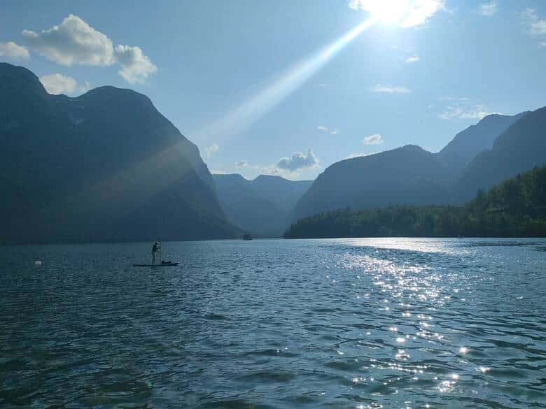 Stand-up-Paddler auf dem Hallstätter See in Obertraun