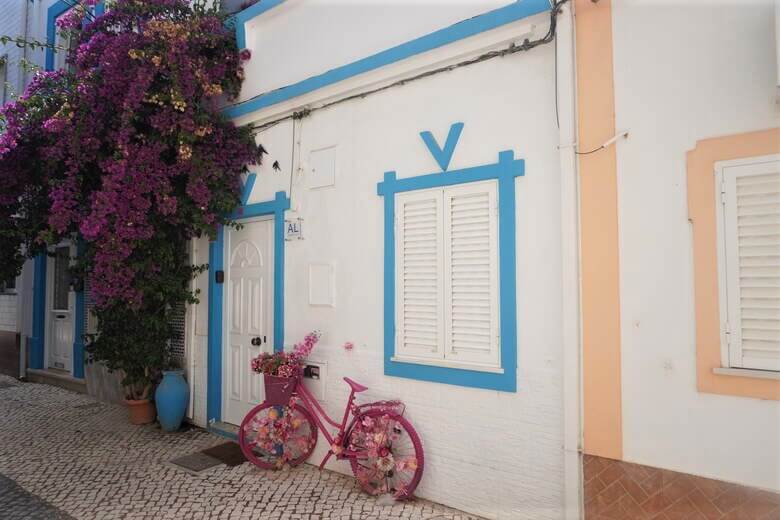 Fahrrad lehnt an einer Wand in der Altstadt von Olhão an der Algarve