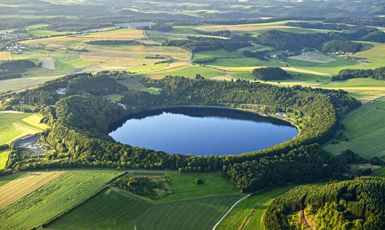 Blick auf das Pulvermaar in der Eifel