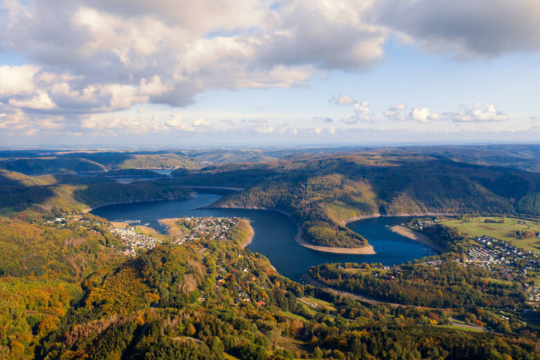 Blick auf die Rurseetalsperre in der Eifel