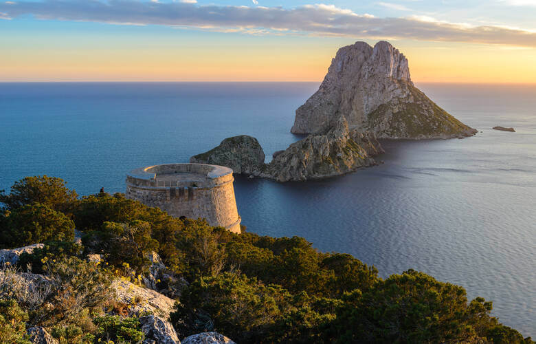 Der Savinar Tower mit Blick auf die Insel Es Vedra kurz vor der Küste Ibizas