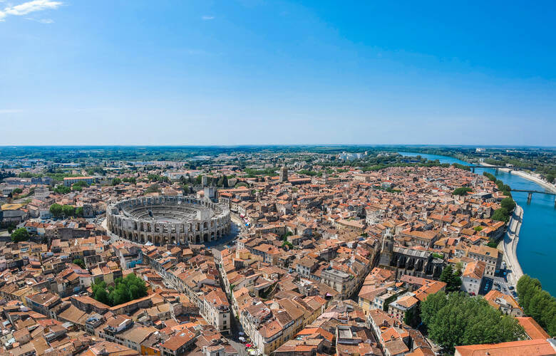 Luftaufnahme von Arles mit einem Amphitheater und römischen Bauten