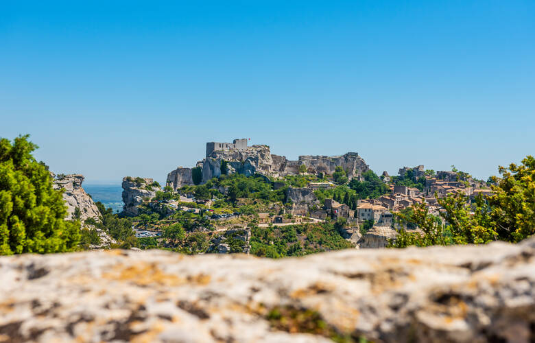 Les Baux-de-Provence aus der Ferne, mit Kalksteinfelsen und Häusern