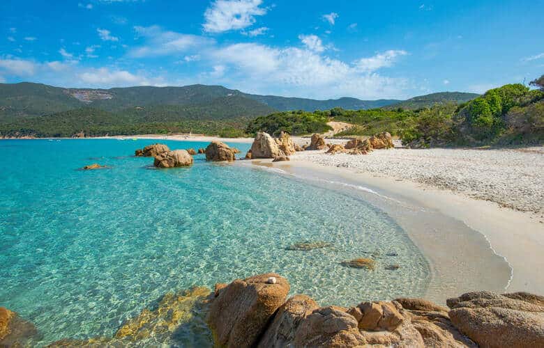 Der Strand Cupabia mit Felsen im seichten Wasser