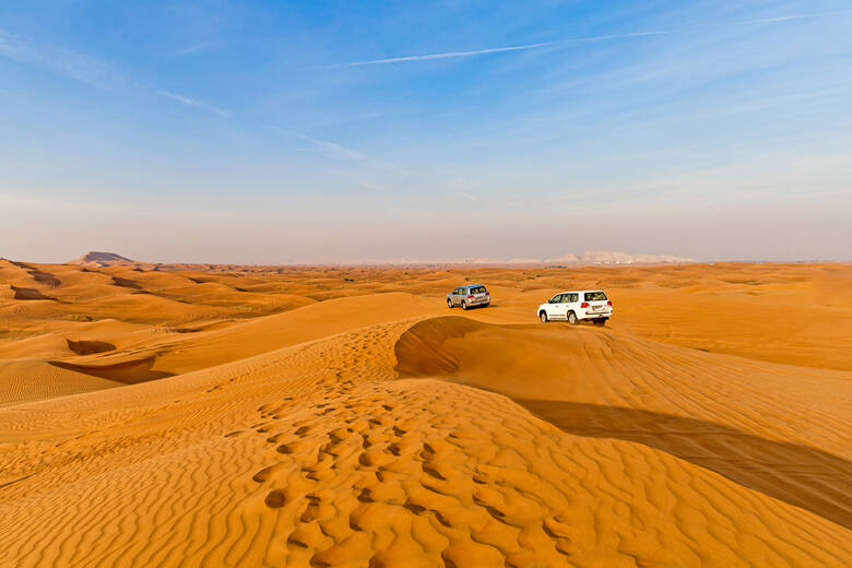 Autos fahren durch die Sandwüste Rub' al-Chali in der Nähe von Dubai