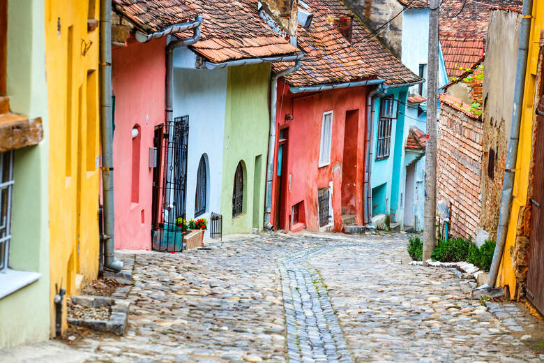 Mittelalterliche Straße mit bunten Häusern in Rumänien