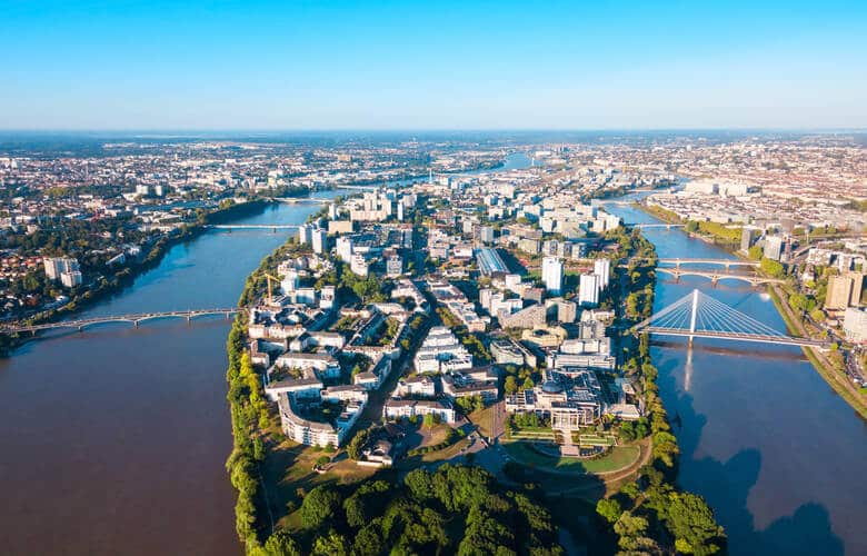 Luftaufnahme der Stadtteile von Nantes mit Brücken und der geteilten Loire