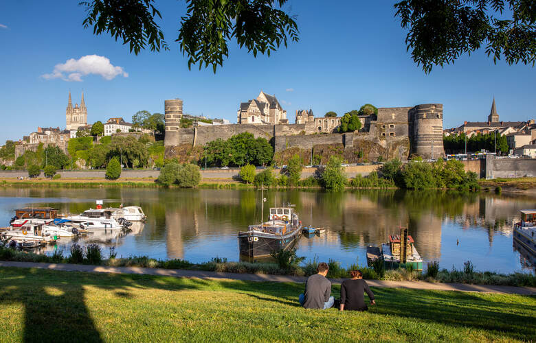Schloss Angers von der anderen Flussseite, mit dicken Mauern und wuchtigen Türmen