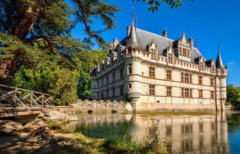 Das Schloss Azay-le-Rideau ist umgeben von Wasser und Natur