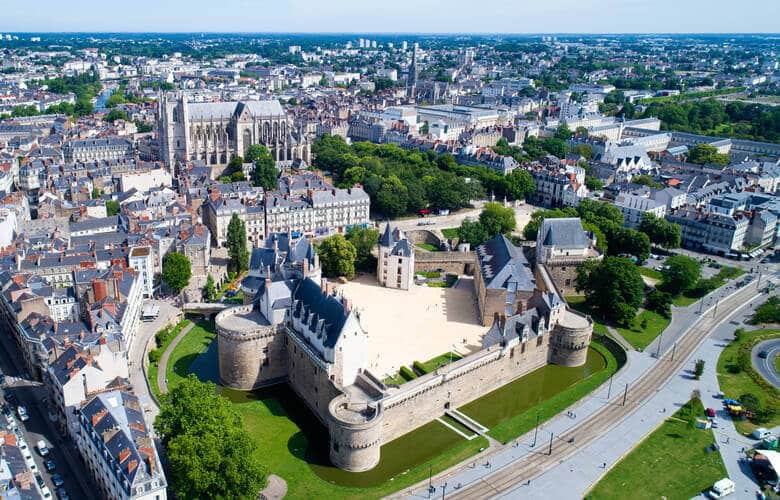 Luftaufnahme von Innenhof und Burgmauern von Schloss Nantes mit der Stadt im Hintergrund