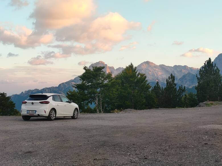 Weißes Auto parkt in den albanischen Alpen