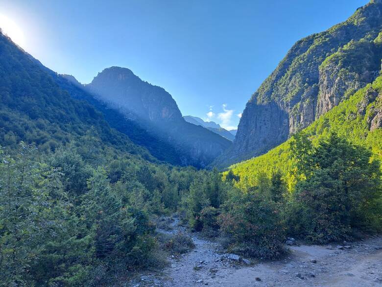 Bergtal mit Bäumen in den albanischen Alpen