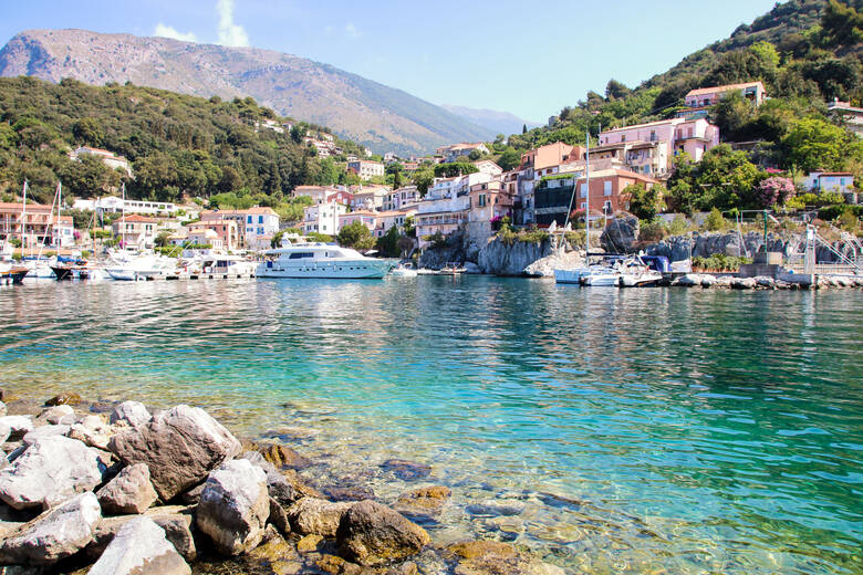 Boote am kleinen Hafen von Maratea in Italien