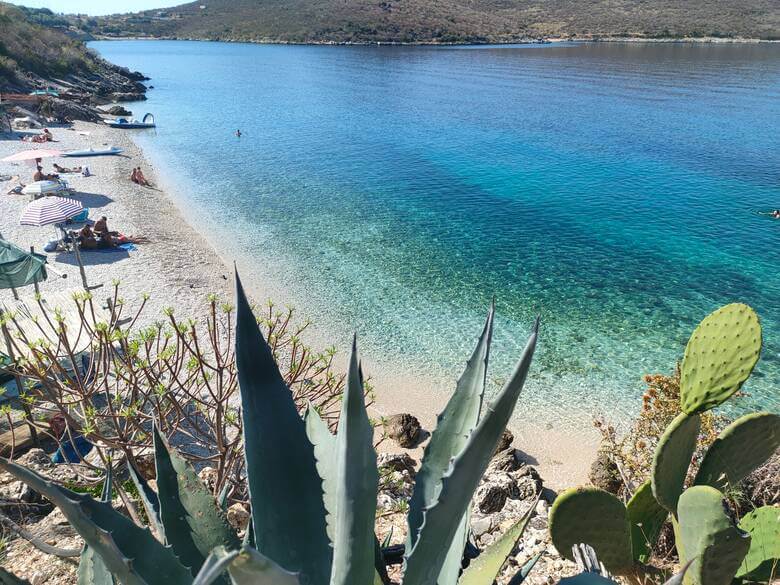 Strahlend blaues Wasser an der albanischen Riviera