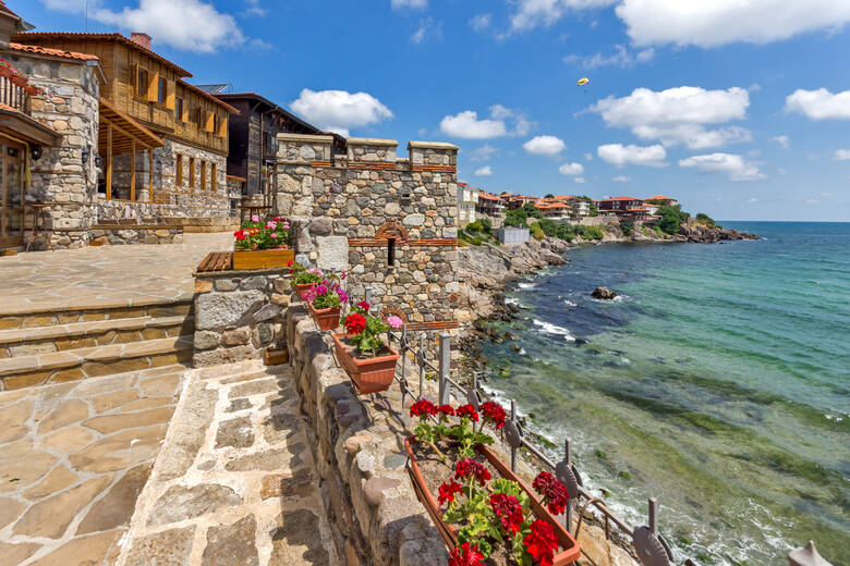 Alte Steinhäuser am Meer in Bulgarien