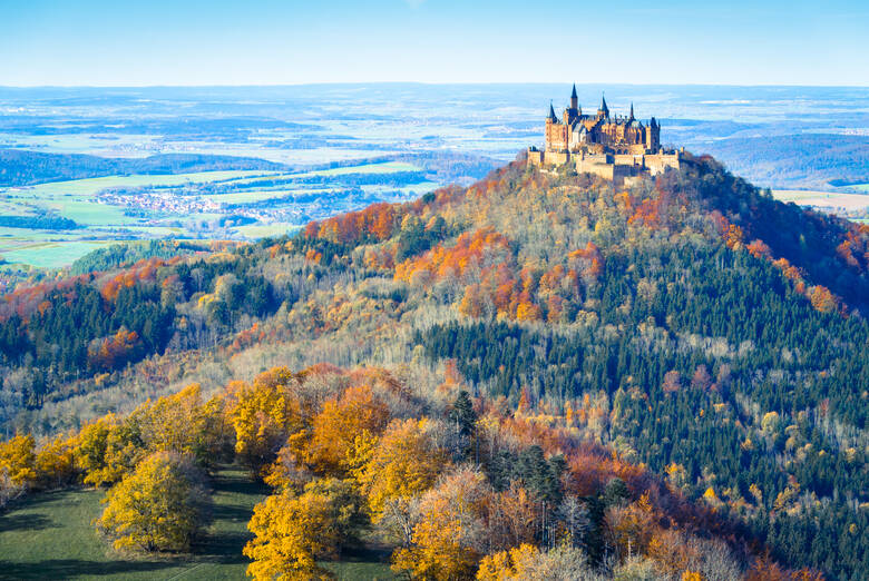 Blick auf die Burg Hohenzollern im Herbst