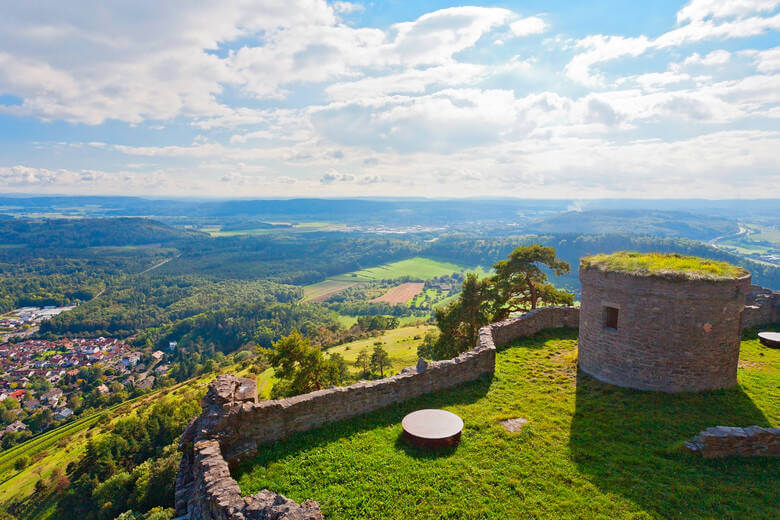 Blick von der Ruine Hohentwiel auf grüne Täler und Wälder