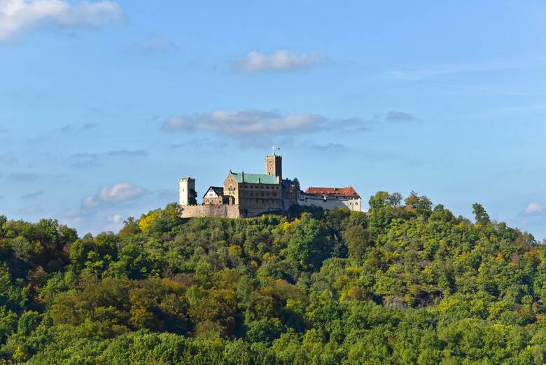 Wartburg auf einem Hügel mit Bergen über Eisenach
